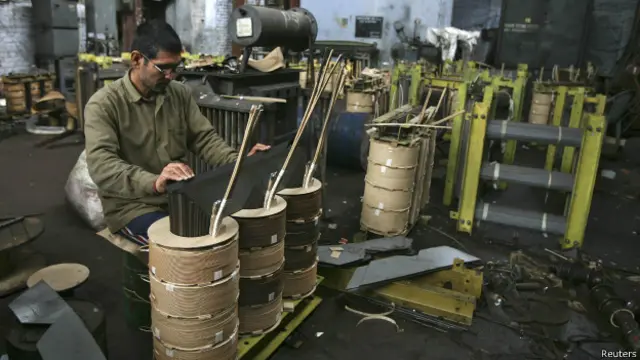 फैक्ट्री में कर्मचारी