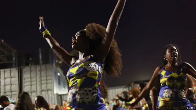 Mujer bailan durante las preparaciones del Carnaval en Río.