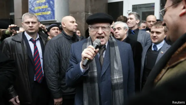 Ông Vladimir Zhirinovsky (cầm micro) hoan nghênh việc Nga sáp nhật Crimea