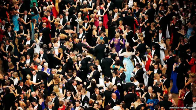 विएना में संगीत के एक कार्यक्रम में कई कलाकारों ने अपनी कला का प्रदर्शन किया जिसमें एकल संगीत के अलावा बैले भी हुआ.