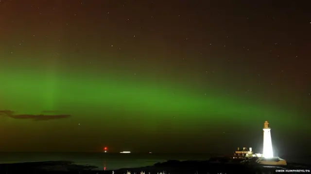 इस तस्वीर में आप लाइट हाउस जैसी जो चीज़ देख रहे हैं उसे ओरॉरा बॉरिएलिस कहा जाता है. इसकी रोशनी इतनी तेज़ होती है ब्रिटेन के अलग-अलग भागों को ही नहीं बल्कि स्कॉटलैंड के उत्तरी भाग से लेकर एसेक्स और साउथ वेल्स तक आसमान में इसकी रोशनी देखी जा सकती है