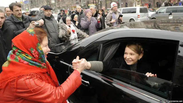 यूक्रेन की विपक्षी नेता यूलिया तिमोशेंको राजधानी कीएफ़ में अपने समर्थकों से मिलने शरणार्थी शिविर में गई. अपनी एक महिला समर्थक से हाथ मिलातीं यूलिया.