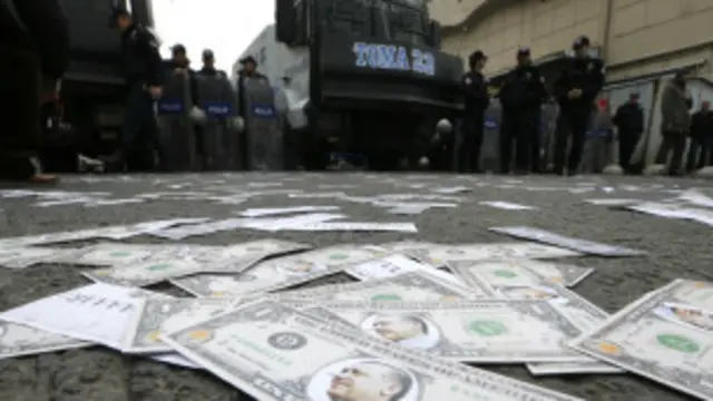 حال ہی میں ان ویب سائٹوں پر ایک فون کال کی ریکارڈنگ لگائی گئی ہے جس میں مبینہ طور پر وزیراعظم اپنے بیٹے سے یہ بات کر رہے ہیں کہ وہ بڑی تعداد میں رقوم کیسے چھپائیں