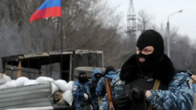 Milícia vigia acesso à região da Crimeia (foto: AFP)