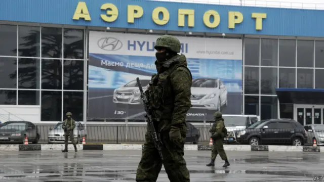 Tropas não identificadas invadiram aeroporto da Crimeia (foto: AFP)