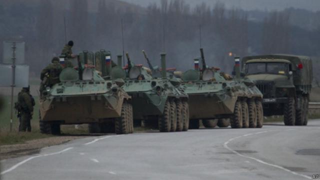 克里米亞的巴赫奇薩賴鎮出現了幾輛俄羅斯裝甲運兵車和卡車（28/02/2014）