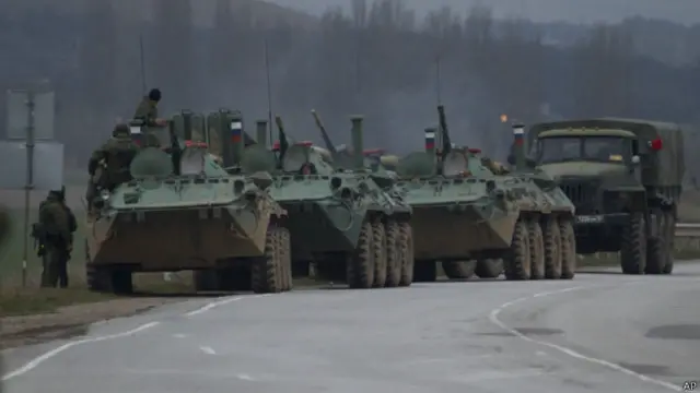 克里米亚的巴赫奇萨赖镇出现了几辆俄罗斯装甲运兵车和卡车(28/02/2014)