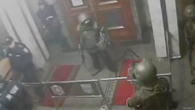 保安錄像拍攝到的不明身份的武裝分子控制了克里米亞議會大樓內部（28/02/2014）