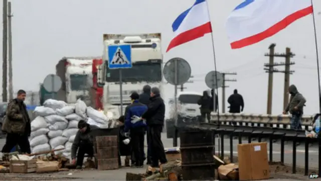 'Dân quân địa phương' dựng chốt kiểm tra trên những tuyến đường kết nối Crimea với Ukraine
