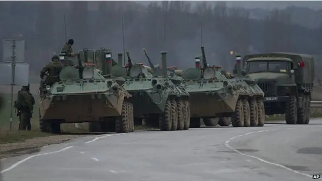 حاملات جنود مدرعة روسية شوهدت في مدينة باختشيساراي في القرم.
