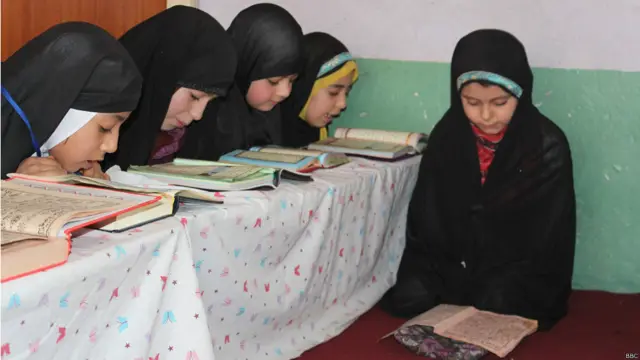 فعالان مدنی و دختران مدارس دولتی به بی بی سی گفته اند که دختران اشرف المدارس در برخورد با دیگران از دو جمله "تو کافر شدی" و "این حرام است"، استفاده می‌کنند.