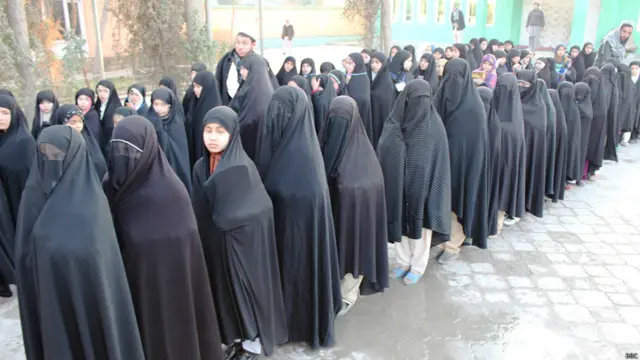 مسئولان این مدرسه می گویند که دختران جواهرات و زیورآلات خود را می فروشند و پول آن را به مدرسه می دهند. 