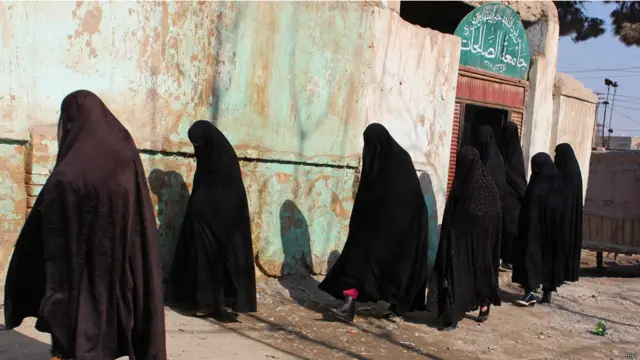 مدرسه اشرف‌المدارس در شهر قندوز در شمال افغانستان در یک ساختمان هشتادساله دولتی، شش هزار دختر را آموزش دینی می‌دهد.