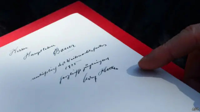 یہ دونوں کتابیں ہٹلر نے نازی پارٹی کے ایک رکن جوزف بیوئر کو دیں تھیں اور ان پر کرسمس کے موقع پر نیک تمناؤں کا اظہار کیا گیا ہے