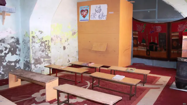 هیچ مردی حق ندارد که وارد این مدرسه شود و عکسبرداری از داخل کلاسهای آن هم ممنوع است. در زمان گرفتن این عکس همه دانش آموزان بیرون رفتند. غرفه‌ای که در پس‌زمینه دیده می‎شود، محل قرار گرفتن مدرس مرد کلاس است.