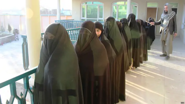 نادره گیاه، رئیس امور زنان ولایت قندوز می‌گوید: "وقتی این‌گونه تعلیم ترویج پیدا کند و این دختران چنین آموزش ببینند و همه را کافر بدانند، دیگران نمی‌توانند آزادانه کار کنند و در اجتماع حضور یابند."