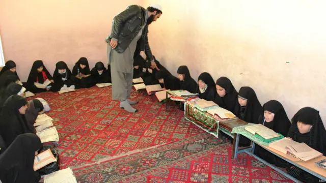 هشت دانش آموز کمتر از ده سال و از جمله 200 دختر در یکی از شعبه‌‌های فرعی این مدرسه در شهر قندز درس می‌خوانند.