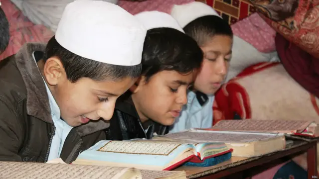 علاوه بر قرآن، کتابهای دیگری مانند "عذاب قبر"، "منظره مرگ"، "زیور بهشت" از منابع عمده درسی در این مدرسه است.