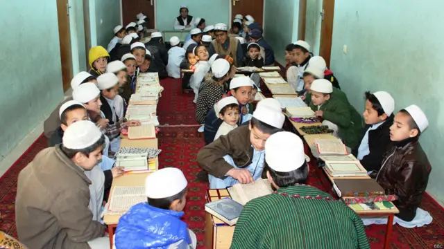 در قندوز سی مدرسه دینی دولتی وجود دارد که هشت هزار دانش آموز و از جمله دو هزار دختر در آنها آموزش می بینند.