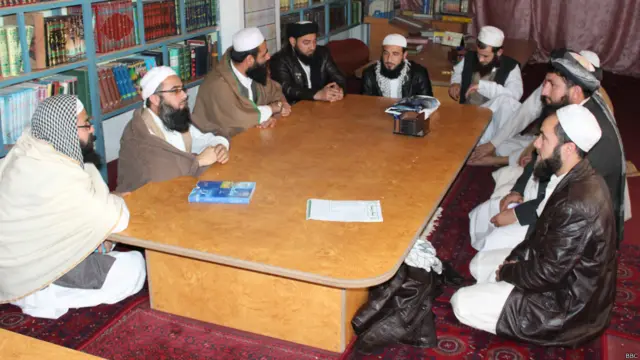 بیشتر مدرسان اشرف‎المدارس مرد هستند. این مدرسه خصوصی در وزارت معارف/آموزش و پرورش ثبت نشده و برنامه‌های درسی ویژه ای دارد که با برنامه درسی دولتی بسیار متفاوت است.