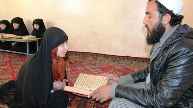 نظم حاکم بر این مدرسه سختگیرانه و به تعبیر مسئولان آن، "نظامی" است. مدرسان و ناظمان متخلفان را "تنبیه" می‌کنند.