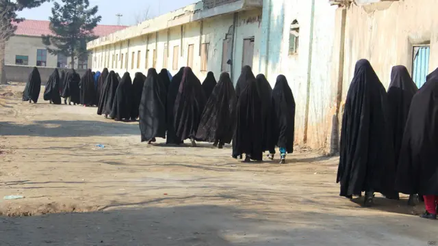 تعبیر این مدرسه از آموزه های دینی بسیار سختگیرانه است. دانش آموزان آن شنیدن رادیو، دیدن تلویزیون، عکسبرداری، بزرگداشت روزهایی مانند روز معلم، مادر، سال نو، تولد و نیز کارکردن زنان در بیرون از خانه را حرام می‌دانند