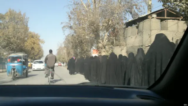 دانش آموزان اشرف المدارس به صورت گروهی رفت و آمد می کنند و با پوشش ویژه خود شناخته می شوند.