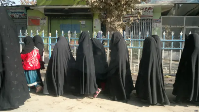 آنها در قندوز به دلیل همین پوشش خود که در افغانستان بی‌پیشینه است، به "خیمه‌پوشان" معروف شده‌اند.