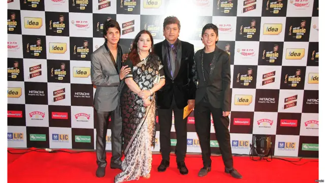 आदेश श्रीवास्तव अपने पूरे परिवार के साथ 