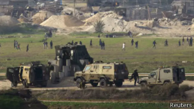 فلسطينيون يتظاهرون قرب الحاجز الحدودي الإسرائيلي مع غزة (أرشيف)