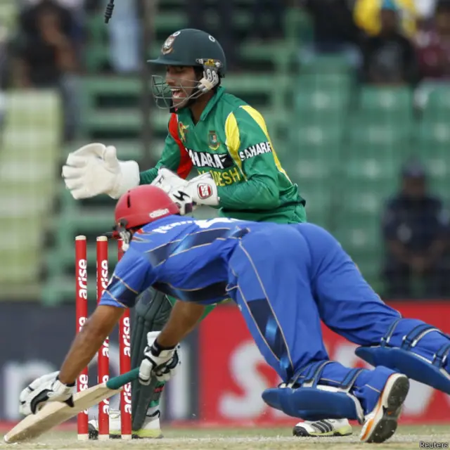 افغانستان کا آغاز اچھا نہ تھا اور چھ رنز پر اس کی پہلی وکٹ گری۔