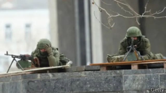 گزارش می شود که از صبح جمعه مردان مسلح فرودگاه سیمفروپل مرکز شبه جزیره کریمه را اشغال کردهاند