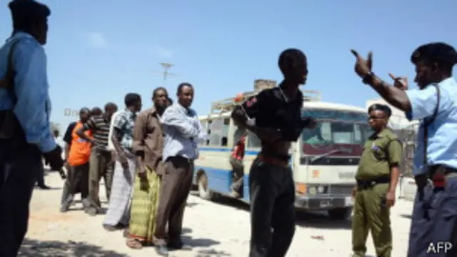 قوات صومالية تفتش المدنيين