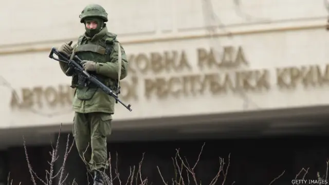 Homem armado na Assembleia da Crimeia. Foto: Getty