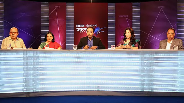 প্যানেল সদস্য বাঁ থেকে: খাদ্যমন্ত্রী ও আওয়ামী লীগ নেতা কামরুল ইসলাম, ঢাকা বিশ্ববিদ্যালয়ের শিক্ষক আমেনা মোহসিন, অনুষ্ঠান সঞ্চালক আকবর হোসেন, সুপ্রীম কোর্টের আইনজীবী তানিয়া আমীর এবং বিএনপি চেয়ারপার্সনের উপদেষ্টা ও সাবেক প্রতিমন্ত্রী ইকবাল হাসান মাহমুদ।