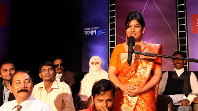 মতামত দিচ্ছেন একজন দর্শক