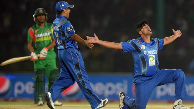 بنگلہ دیش کی جانب سے مومن الحق نے نصف سنچری سکور کی جبکہ ناصر حسین اور ضیا الرحمان دونوں نے 41 رنز بنائے۔