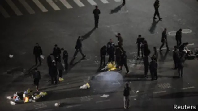 Полицейские на вокзале в Куньмине