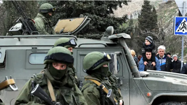 مسلحون يطوقون معسكرا تابعا لحرس الحدود الأوكراني في بالاكلافا بالقرم.