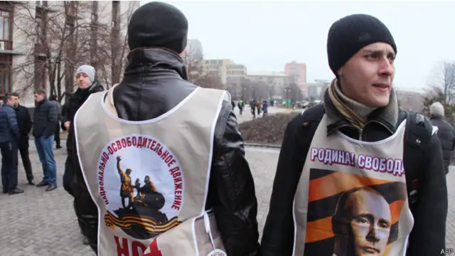 ناشطان من "حركة التحرير الوطني" الموالية لروسيا في دونيتسك.