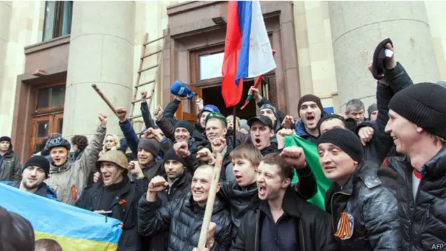 ناشطون موالون لروسيا اقتحموا مقر الحكومة المحلية في خاركيف.