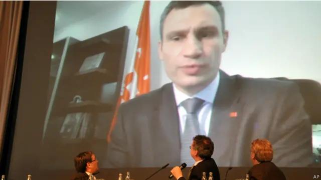 الملاكم السابق والمعارض الأوكراني فيتالي كليتشكو دعا الى النفير العام.