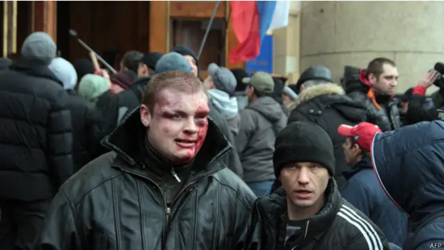 متظاهر مصاب في الاشتباكات التي وقعت في خاركيف بين الموالين لروسيا ومؤيدي حركة ميدان.