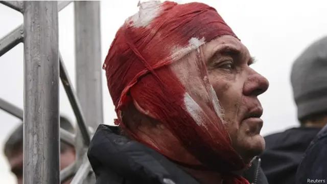 احد المتظاهرين الموالين للحكومة الأوكرانية الجديدة اصيب في اشتباك في خاركيف.