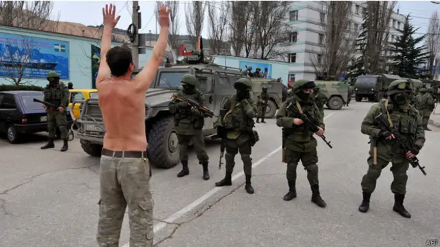 متظاهر يعري صدره امام مسلحين في سباستوبول.