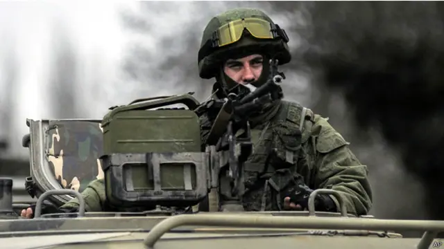 عسكري يعتقد انه روسي يغلق طريقا قرب سباستوبول.