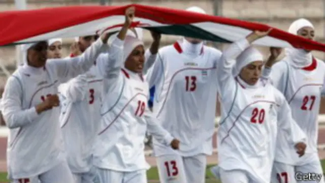 2011 میں ایران کی خواتین ٹیم نے ایک میچ کھیلنے سے اس وقت انکار کر دیا تھا جب انہیں ’ہیڈ سکارف‘ پہننے کی اجازت نہیں دی گئی