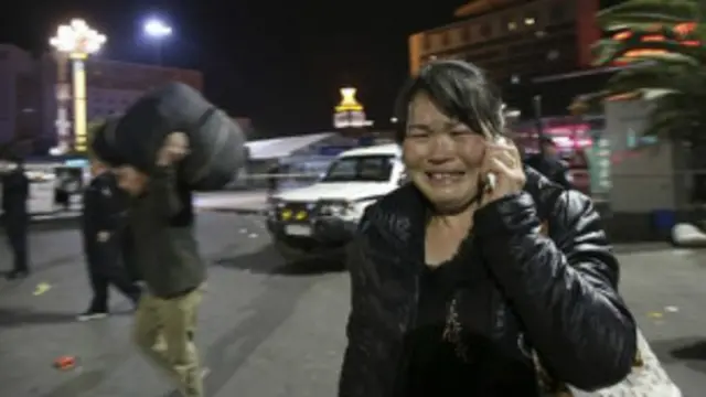 جائے وقوع پر بہت سے لوگ اپنے لواحقین کی تلاش میں مصروف ہیں