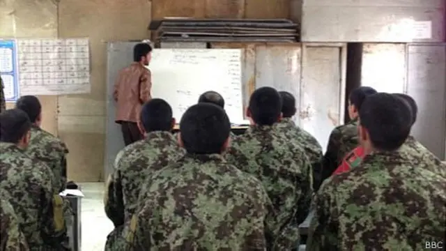 Curso de alfabetização para soldados em Cabul | Foto: Tahir Qadiry/BBC