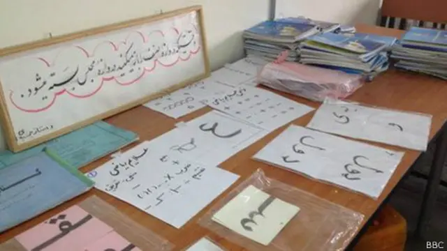 Material de cursos de alfabetização para soldados e policiais | Foto: Tahir Qadiry/BBC